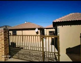 Cottage to rent in Clayville Extension 27