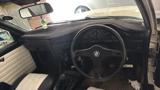 BMW E30 320i