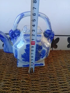 Collectable tea pot and coffee pot