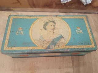 Vintage QE II Coronation Meredith & Drew Biscuit Tin