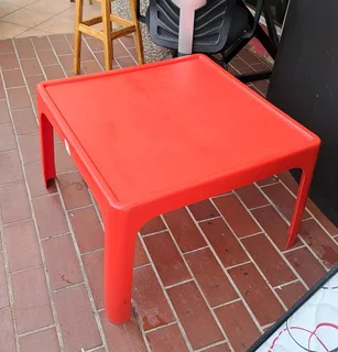 Kids table chairs