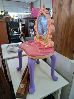 Kids table chairs