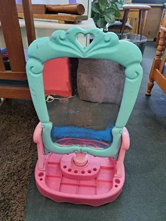 Kids table chairs