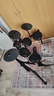 Drum kit (Alesis-Nitro Mesh)