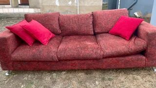 3 seater maroon couch selling for R800 need vacuuming