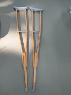 Wooden under arm crutches Can be set to your size Secondhand R100