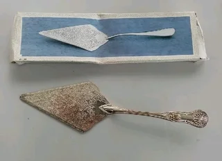 Silver plated cake server Secondhand and need a clean R99