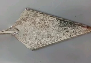 Silver plated cake server Secondhand and need a clean R99