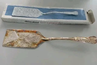 Silver plated Lasagna serverR99Due to the age of the item the silver plate has tarnished a bit and