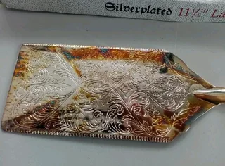Silver plated Lasagna serverR99Due to the age of the item the silver plate has tarnished a bit and