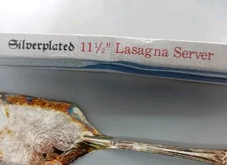 Silver plated Lasagna serverR99Due to the age of the item the silver plate has tarnished a bit and