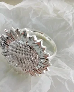 Vintage silver Plated sun flower napkin ring 4 piece Excellent conditionsR99