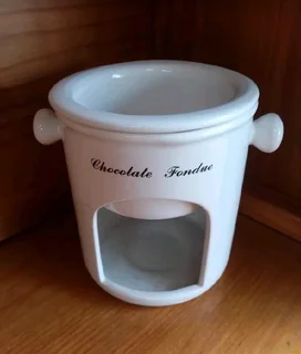 Small chocolate fondueU put a small candle under inside then the chocolate will melt R99