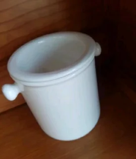 Small chocolate fondueU put a small candle under inside then the chocolate will melt R99