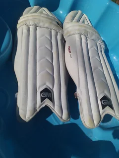 Gm 505 cricket knee pads Secondhand (needs a good clean) R95