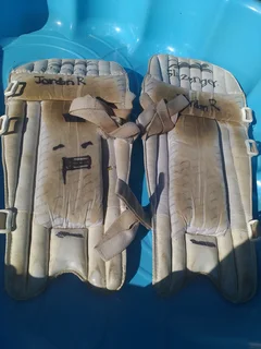 Slazenger cricket knee padsSecondhand (needs a good clean) R95