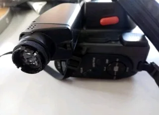 Hitachi 8mmVIDEO camera/recorder model vm-e338eUntested no charger selling as is