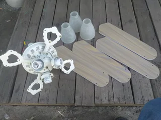 Ceiling fan 4 finWorking condition Needs globes Might need some screws R699