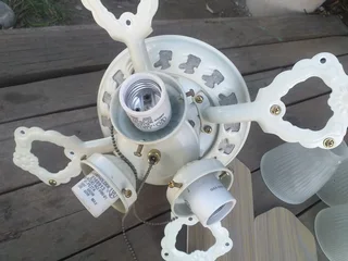 Ceiling fan 4 finWorking condition Needs globes Might need some screws R699