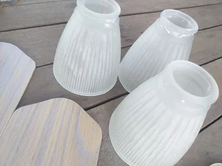 Ceiling fan 4 finWorking condition Needs globes Might need some screws R699