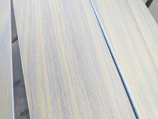 Ceiling fan 4 finWorking condition Needs globes Might need some screws R699