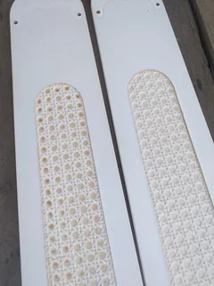 Ceiling fan 4 finWorking conditionNeeds globes Might need some screws R699