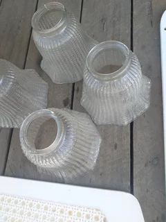 Ceiling fan 4 finWorking conditionNeeds globes Might need some screws R699