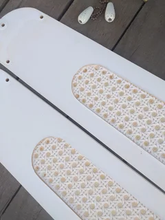 Ceiling fan 4 finWorking conditionNeeds globes Might need some screws R699