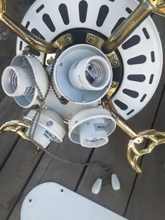 Ceiling fan 4 finWorking conditionNeeds globes Might need some screws R699