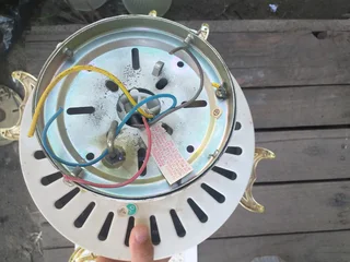 Ceiling fan 4 finWorking conditionNeeds globes Might need some screws R699