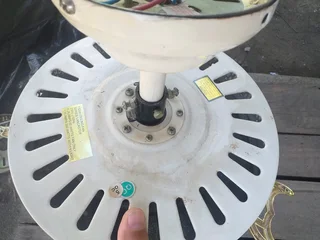 Ceiling fan 4 finWorking conditionNeeds globes Might need some screws R699