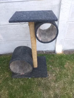 Cat scratcher 77cm high x 50cm wide Secondhand R395