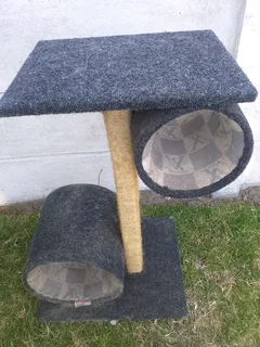 Cat scratcher 77cm high x 50cm wide Secondhand R395