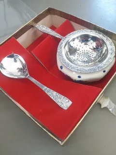 boxed set of a tea strainer with a porcelain bowl and a matching spoon "Novalux Plate"