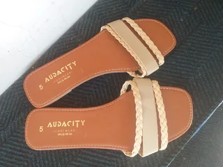 Ladies brand new size 5 sandles R70
