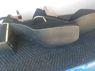 Ladies brand new size 4 heels 1 shoe needs 1 clip R100