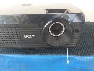 ACER BLACK PROJECTOR (X1130P)Goes on (didnt test it fully)