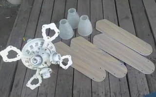 Ceiling fan 4 finWorking conditionNeeds globes Might need some screws R400