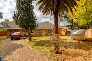 Inside and outside rooms for single professionals in Windsor East and West