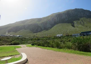 Self catering in Bettys Bay sleeps 18 guests at R3200 per night.Lots of indoor activities
