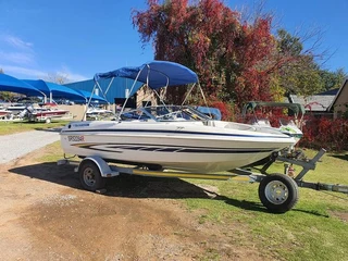GLASTRON MX175 WITH 220HP (4.3L) MERCRUISER INBOARD MOTOR.