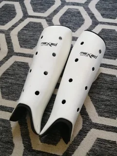 Maxed Hockey Shin Guards R100