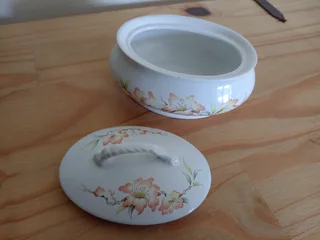 Vintage Ceramic Bowl With Lid R50