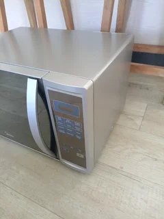 ((READ AD)) Large Midea Microwave R200