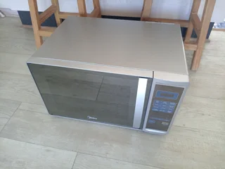 ((READ AD)) Large Midea Microwave R200