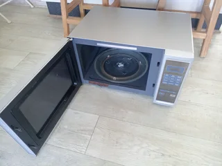 ((READ AD)) Large Midea Microwave R200