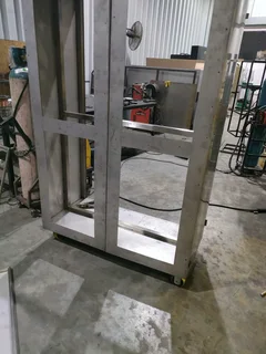 AM LOOKING FOR A JOB AS A WELDER.