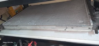 Jaguar Xtype X400 2.1Petrol Radiator in good condition with no leaks or damage to connectors.