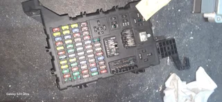 Jaguar Xtype X400 2.1Petrol BCM/Passenger Fuse box includes all fuses and relays.