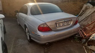 JAGUAR STYPE 4.2NA STRIPPING FOR SPARES ONLY ENGINE REMOVED. BODY IS CLEAN WITH NO ACCIDENTS.